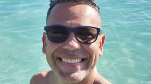 Roberto Acosta se tatúa los nombres de las personas más importantes en su vida