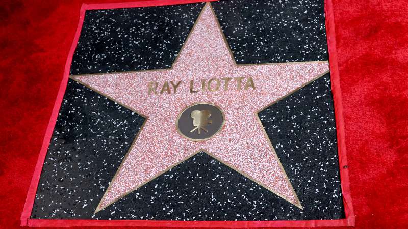 La estrella póstuma colocada en memoria del actor Ray Liotta. Foto / AFP