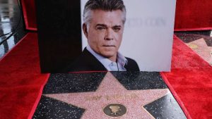 Hollywood coloca una estrella póstuma en honor de Ray Liotta