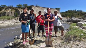 “Nos han dejado sin trabajo”: Prohibido extraer arena en río Las Cañas