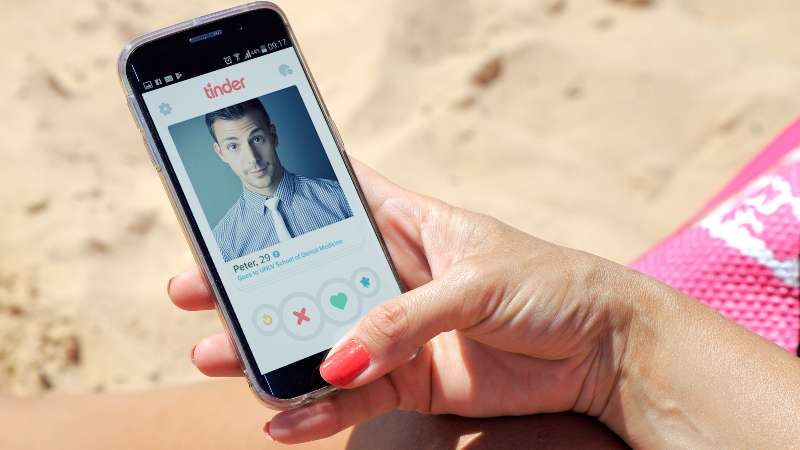 Según la directora global de marketing de Tinder, un 31 % de sus usuarios quieren una relación duradera. Foto/ Shutterstock