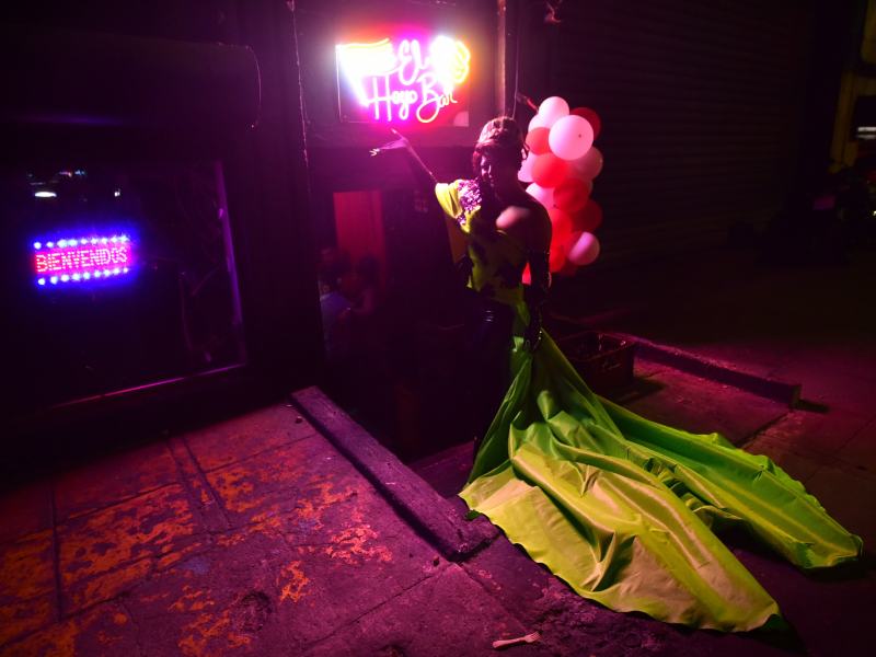 Fabiola llega al bar para su presentación de San Valentín. Durante las noches, el bar “La Leyenda del Hoyo” sobresale entre los pocos comercios abiertos en la calle Delgado. Fotos: EDH / Menly González
