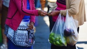 Aumento en los combustibles empeorará los precios de los alimentos y bienes en El Salvador