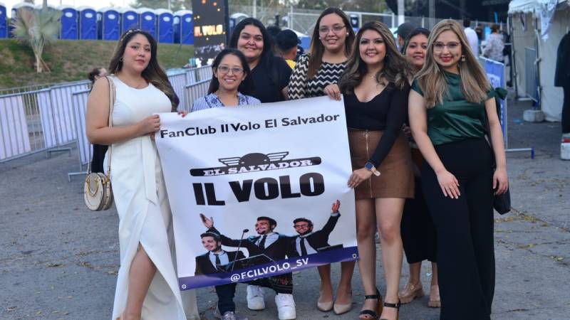 Fans de la agrupación italiana IL Volo llegaron al concierto en El Salvador desde temprano.  Foto EDH Yessica Hompanera