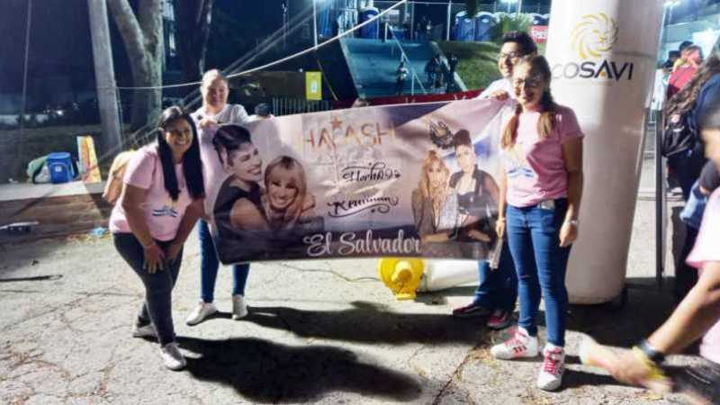 Melissa y sus amigas con el banner antes de ingresar al show. Foto EDH/ Oscar Orellana