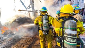 Fuerte incendio consume negocio en Ciudad Delgado y provoca caos en la Troncal del Norte