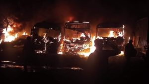 Incendio consumió tres autobuses en Soyapango