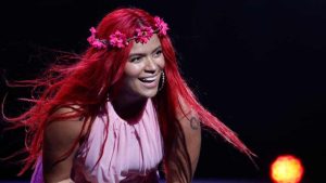 ¡Melena rosa! Karol G sorprende a sus millones de fans con radical cambio de look
