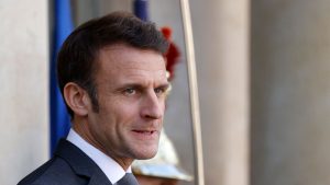 Macron impone reforma de pensiones y estallan protestas en Francia