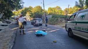 Joven de 21 años murió al chocar su motocicleta en carretera a Suchitoto