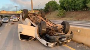 Un herido al volcar pick up en bulevar Monseñor Romero