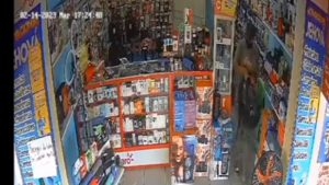 VIDEO: Momento en el que hombre entra a robar a tienda de celulares en San Miguel