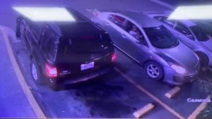 VIDEO: Sujeto abre auto estacionado en gasolinera en Usulután y hurta objetos de valor