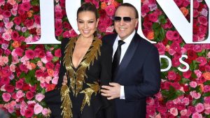 Tildan de “fingida” a Thalía por cómo felicitó a su esposo por llegar a los 75 años