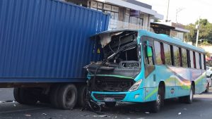 Diez lesionados dejó accidente entre bus de la Ruta 201 y furgón en Santa Ana