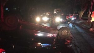 Dos personas lesionadas al colisionar y volcar su vehículo en carretera de Oro