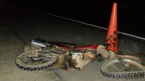 Motociclista muere al impactar con rastra estacionada en Acajutla
