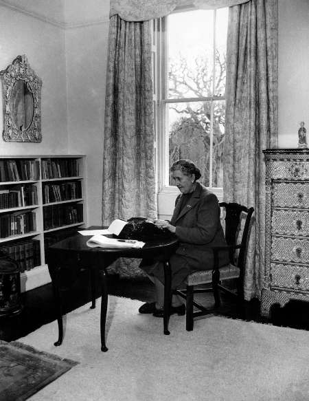 Dame Agatha Christie, trabajando en una máquina de escribir en marzo de 1946 en su casa, Greenway House, en Devonshire. Foto: archivo / AFP