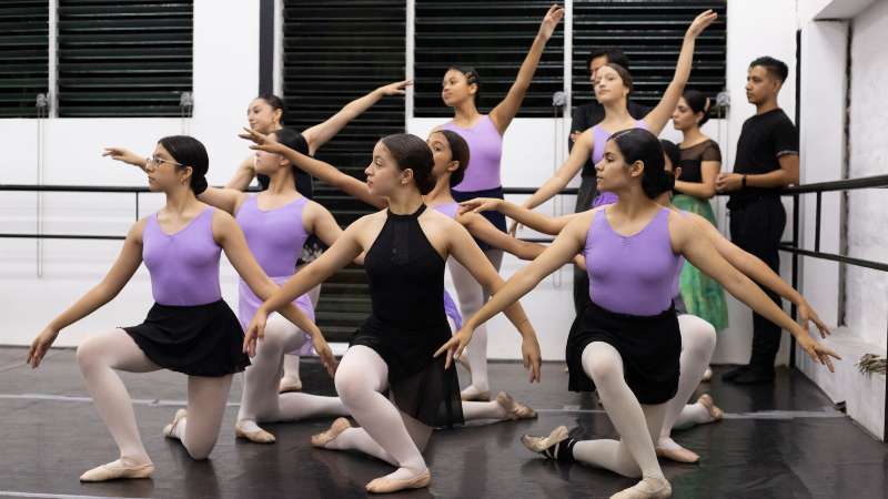 Los balletistas han ensayado durante largas jornadas para dar lo mejor de sí en la apertura de la temporada 2023. Foto: René Figueroa / cortesía Ballet de El Salvador 