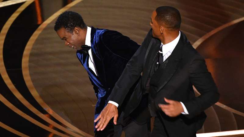 Momento en que Will Smith abofeteó a Chris Rock en el escenario de los Óscar. Foto / AFP