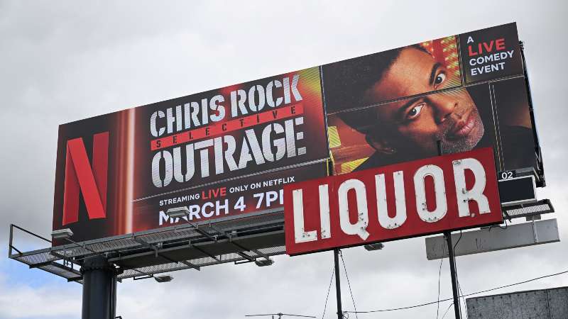 Una valla publicitaria anuncia el evento especial de comedia en vivo Chris Rock: Selective Outrage de Netflix a lo largo de Sunset Blvd el 28 de febrero de 2023 en Los Ángeles, California. Foto / AFP