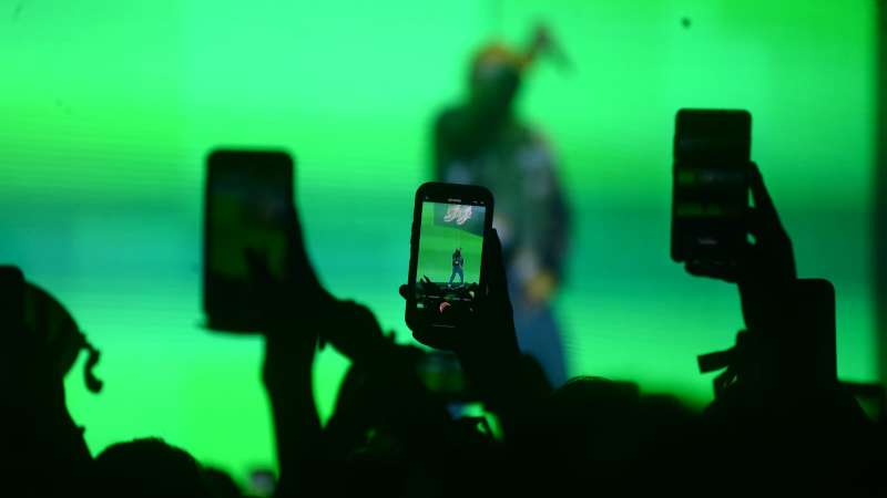 Nadie se fue sin su respectivo video, ni sus selfis para demostrar que estuvieron en el concierto de Ferxxo. Foto: EDH / Francisco Rubio