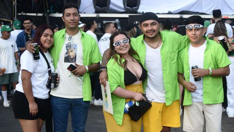 Amigos visten los colores que identifican la gira del colombiano a la espera del show. Foto EDH / Francisco Rubio