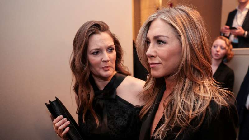 Drew Barrymore y Jennifer Aniston, dos de las actrices que han sido esposas de Sandler en la gran pantalla. Foto / AFP