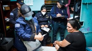 Estafadores se hacían pasar como residentes en Reino Unido para engañar a víctimas en Chalatenango