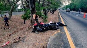 Motociclista murió al chocar contra un árbol en Olocuilta