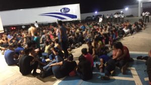 México: Rescatan de tráiler abandonado a más de 300 migrantes, entre ellos salvadoreños