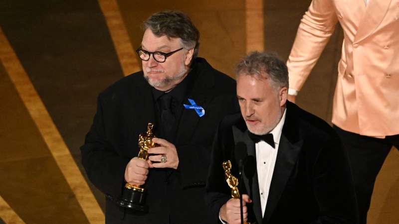 Guillermo del Toro y Mark Gustafson celebran el triunfo de "Pinocchio". Foto / AFP