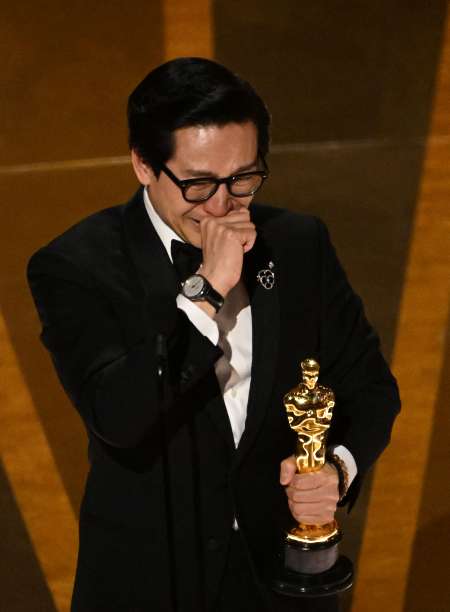 El actor se emocionó mucho tras recibir su primer galardón. Foto / AFP