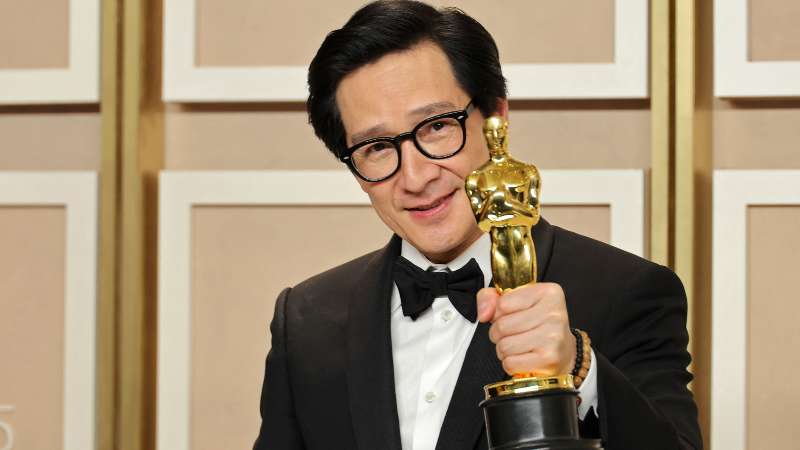 El actor Ken Huy Quan con su Óscar. Foto / AFP