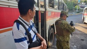 Soldados retienen a periodistas de El Diario de Hoy en La Campanera