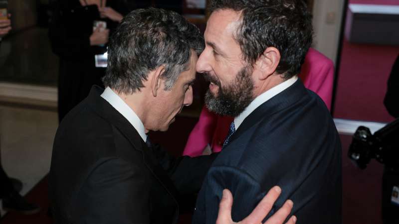 Adam Sandler es abrazado por su colega Ben Stiller. Foto / AFP