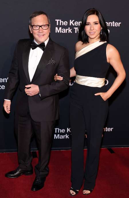 Rob Schneider y Patricia Azarcoya Schneider, llegando a la gala. Foto / AFP