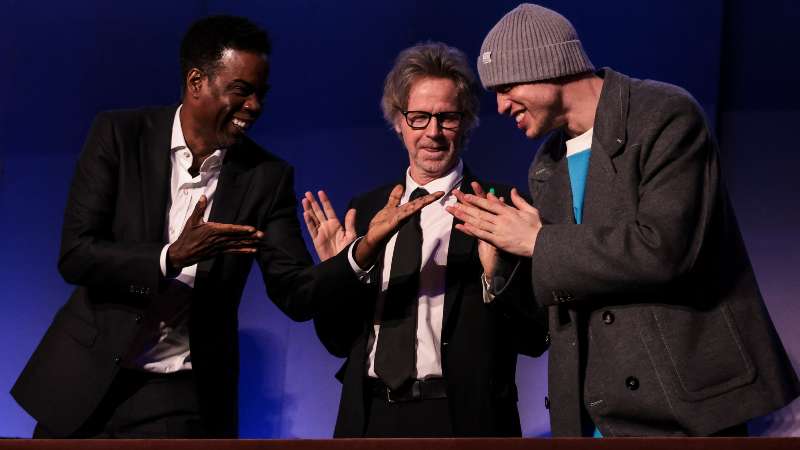 Los comediantes estadounidenses Chris Rock (izquierda), Dana Carvey (centro) y Pete Davidson (derecha), durante la gala. Foto/AFP