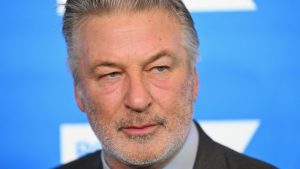 Retiran cargos contra Alec Baldwin por la muerte de Halyna Hutchins