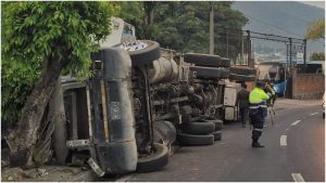 Conductor de rastra huyó al volcar en el bulevar Venezuela