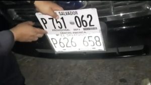 Delincuentes ponían placas falsas en el carro que usaban para robar en Soyapango