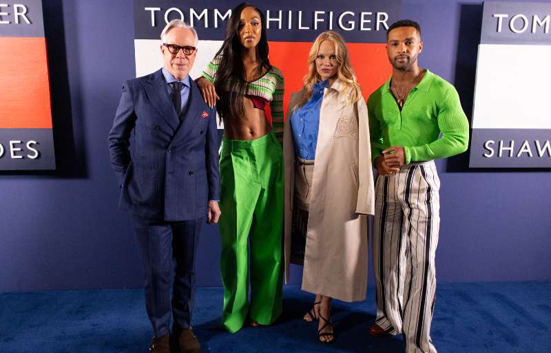 El diseñador Tommy Hilfiger junto a la modelo británica Jourdan Dunn, la actriz Pamela Anderson y el actor Lucien Laviscount. Foto / EFE