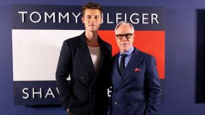 Tommy Hilfiger y Shawn Mendes reviven los 90 con colección sostenible