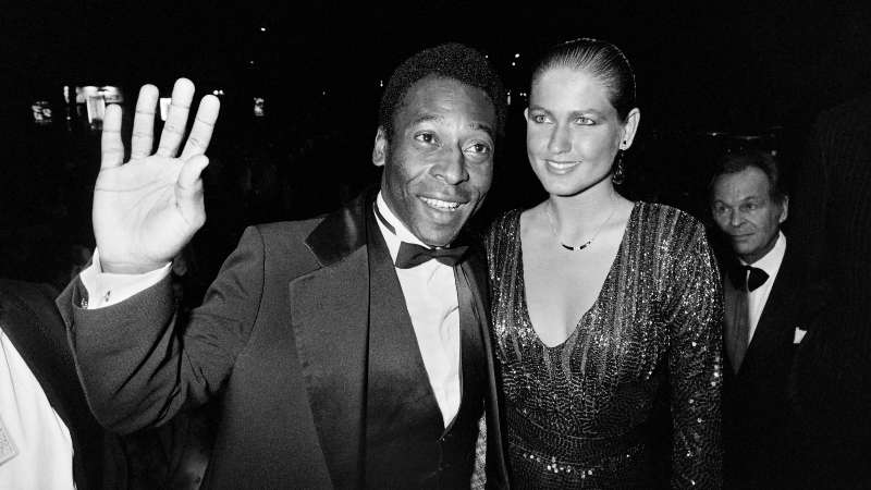 En esta imagen del 14 de mayo de 1983, se ve al futbolista brasileño Pelé y su entonces pareja, Xuxa, durante el 36° Festival Internacional de Cine de Cannes. Foto: archivo / AFP