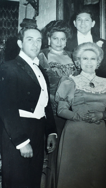 En los 80, con Nelson Portillo (i), José Antonio Ramírez e Irma Elena Fuentes (al frente) de Hamlet. Foto EDH/ Colección de Nelson Portillo