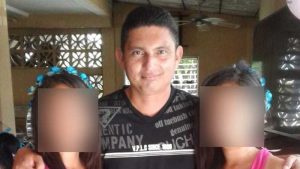 Carlos Humberto Valiente Ramírez junto a sus dos hijas que huyeron del país después que tres pandilleros asesinaran a su padre. FOTO CORTESÍA