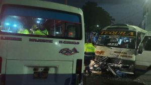 Choque entre microbuses dejó cinco heridos en San Salvador