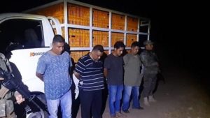 Fiscalía captura a cuatro hombres por contrabando de 1,500 gallinas