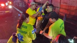 Motociclista lesionado al accidentarse debido a las lluvias en San Salvador
