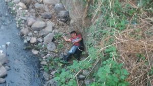 Rescatan a hombre que cayó de un puente en San Salvador